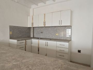 Vendo Casa 3 pisos en Gómez Rendón y la 6ava Uso Comercial - Residencial