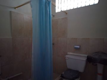Vendo Casa 3 pisos en Gómez Rendón y la 6ava Uso Comercial - Residencial