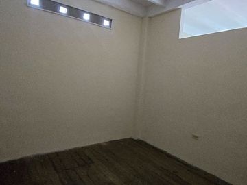 Vendo Casa 3 pisos en Gómez Rendón y la 6ava Uso Comercial - Residencial