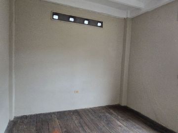 Vendo Casa 3 pisos en Gómez Rendón y la 6ava Uso Comercial - Residencial