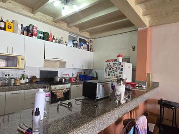 Vendo Casa 3 pisos en Gómez Rendón y la 6ava Uso Comercial - Residencial