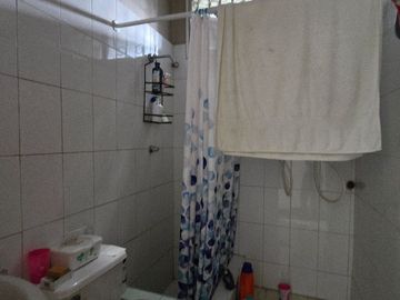 Vendo Casa 3 pisos en Gómez Rendón y la 6ava Uso Comercial - Residencial