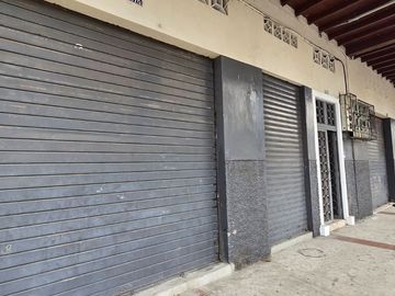 Vendo Casa 3 pisos en Gómez Rendón y la 6ava Uso Comercial - Residencial