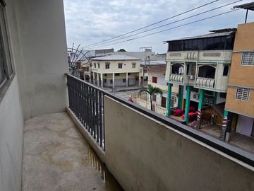 Vendo Casa 3 pisos en Gómez Rendón y la 6ava Uso Comercial - Residencial