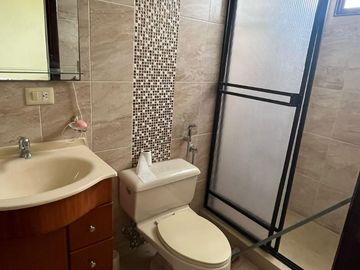 SALINAS SECTOR LA MILINA VENDO PRECIOSO Y LUJOOSO DEPARTAMENTO PRIMER PISO ALTO TRES DORMITORIOS, PISCINA