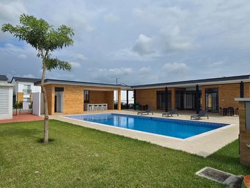 Vendo Moderna Casa de Estreno en Urbanización Savali, tu Nuevo Hogar Vía Salitre