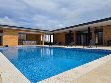 Vendo Moderna Casa de Estreno en Urbanización Savali, tu Nuevo Hogar Vía Salitre