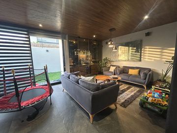 ¡Casa de Lujo en Venta en Los Robles Residencial, Coto Castaños!