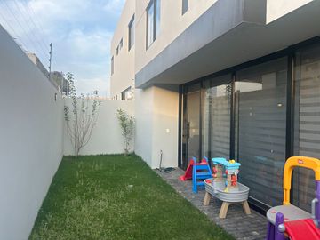 ¡Casa de Lujo en Venta en Los Robles Residencial, Coto Castaños!