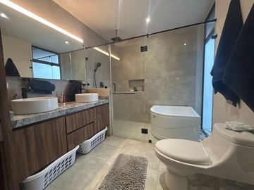 ¡Casa de Lujo en Venta en Los Robles Residencial, Coto Castaños!