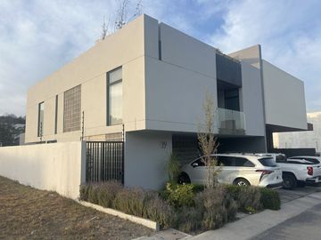 ¡Casa de Lujo en Venta en Los Robles Residencial, Coto Castaños!