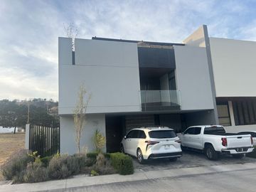 ¡Casa de Lujo en Venta en Los Robles Residencial, Coto Castaños!
