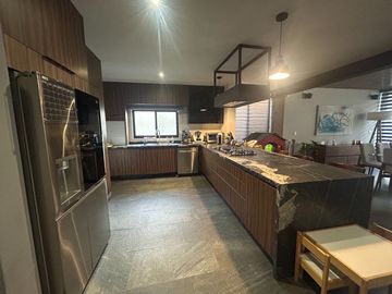 ¡Casa de Lujo en Venta en Los Robles Residencial, Coto Castaños!
