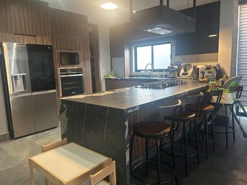 ¡Casa de Lujo en Venta en Los Robles Residencial, Coto Castaños!