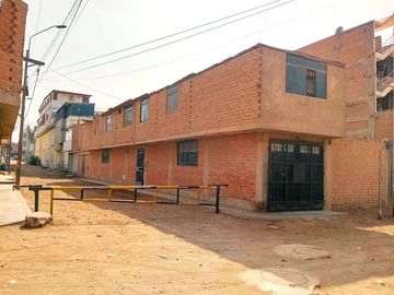 Venta De Casa De 2 Pisos En Zona Turistica Y Comercial - Comas