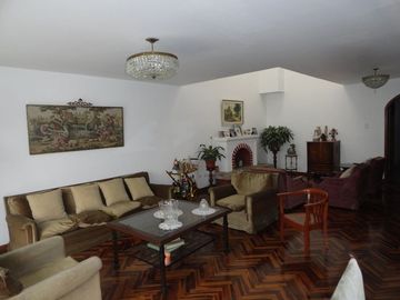CASA EN SAN BORJA CERCA AL CENTRO COMERCIAL LA RAMBLA