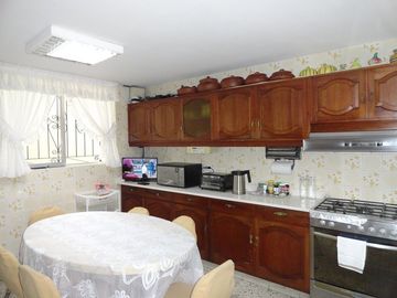 CASA EN SAN BORJA CERCA AL CENTRO COMERCIAL LA RAMBLA