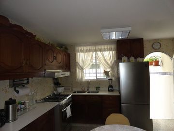 CASA EN SAN BORJA CERCA AL CENTRO COMERCIAL LA RAMBLA