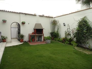 CASA EN SAN BORJA CERCA AL CENTRO COMERCIAL LA RAMBLA