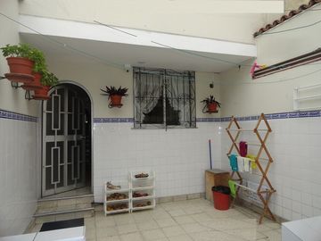 CASA EN SAN BORJA CERCA AL CENTRO COMERCIAL LA RAMBLA