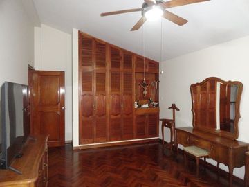 CASA EN SAN BORJA CERCA AL CENTRO COMERCIAL LA RAMBLA