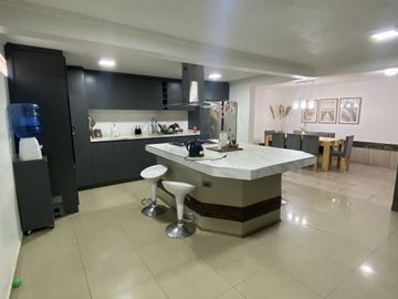 CASA EN VENTA REMODELADA 3 PISOS