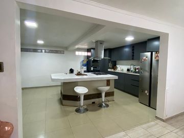 CASA EN VENTA REMODELADA 3 PISOS