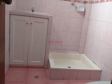 Se Alquila Departamento En Primer Piso con cochera,  En Surco