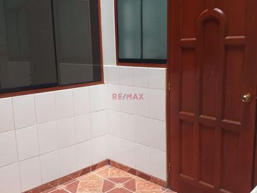 Se Alquila Departamento En Primer Piso con cochera,  En Surco