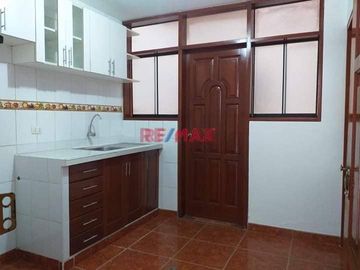 Se Alquila Departamento En Primer Piso con cochera,  En Surco