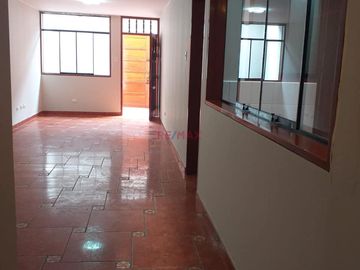 Se Alquila Departamento En Primer Piso con cochera,  En Surco