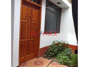 Se Alquila Departamento En Primer Piso con cochera,  En Surco