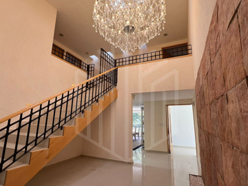 RESIDENCIA ESPECTACULAR  EN VENTA LISTA PARA HABITAR EN CLUB DE GOLF VALLESCONDIDO.