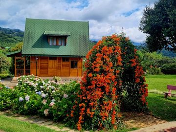 Vendo hermoso Chalet, La Clorinda, vía al mar.