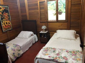 Vendo hermoso Chalet, La Clorinda, vía al mar.