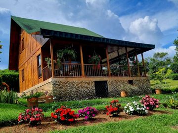 Vendo hermoso Chalet, La Clorinda, vía al mar.