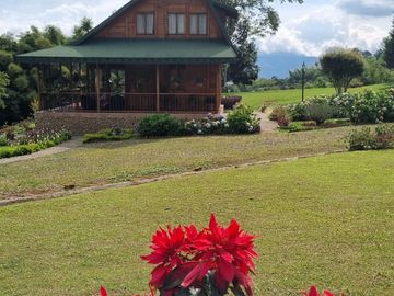 Vendo hermoso Chalet, La Clorinda, vía al mar.