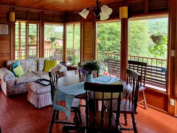 Vendo hermoso Chalet, La Clorinda, vía al mar.