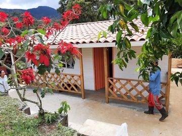 Vendo hermoso Chalet, La Clorinda, vía al mar.