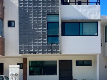 EXCLUSIVA CASA EN VENTA CON PANELES SOLARES DE ENTREGA INMEDIATA