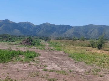 Fracciones de 1 hectárea en venta en Los Reartes 