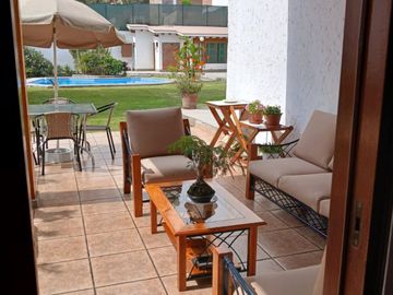 HERMOSA CASITA RODEADA DE HERMOSO JARDIN