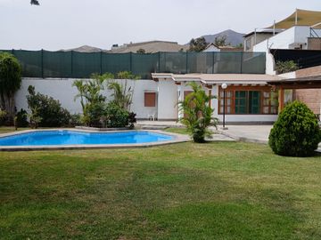 HERMOSA CASITA RODEADA DE HERMOSO JARDIN