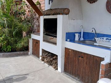 HERMOSA CASITA RODEADA DE HERMOSO JARDIN