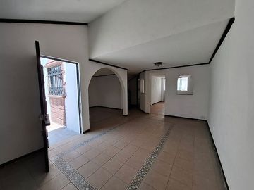 Casa en Venta con Habitación en primer nivel en la Providencia Siglo XXI.