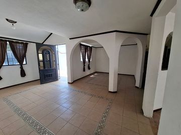 Casa en Venta con Habitación en primer nivel en la Providencia Siglo XXI.