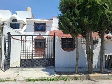 Casa en Venta con Habitación en primer nivel en la Providencia Siglo XXI.