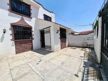 Casa en Venta con Habitación en primer nivel en la Providencia Siglo XXI.