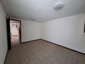 Casa en Venta con Habitación en primer nivel en la Providencia Siglo XXI.