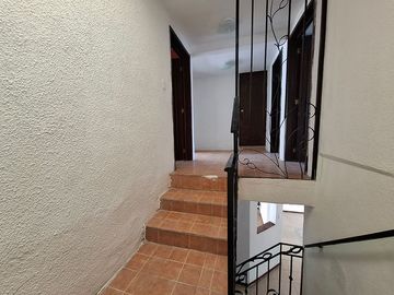 Casa en Venta con Habitación en primer nivel en la Providencia Siglo XXI.